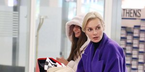 H Ηλιάνα Παπαγεωργίου και η Ελενα Χριστοπούλου με βαλίτσες στο αεροδρόμιο