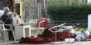 Κεραμεικό: Ζευγάρι ηλικιωμένων ζει σε προαύλιο εκκλησίας μετά την έξωση