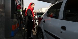 Μια Ιρανή βάζει βενζίνη στο αυτοκίνητό της