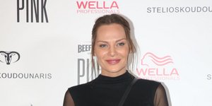 H Υβόννη Μπόσνιακ με μαύρο φόρεμα και τούλι στα μανίκια