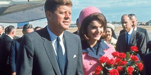 Τζάκι Κένεντι ροζ ταγέρ Τζον Κένεντι