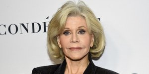 Η Τζέιν Φόντα με μαύρο κοστούμι