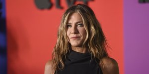 Η Τζένιφερ Άνιστον με μαύρο μπλουζάκι