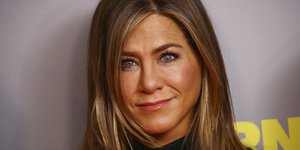 Η Τζένιφερ Άνιστον χαμογελά