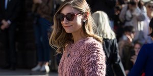 γυναίκα με πουλόβερ και γυαλιά στην εβδομάδα μόδας