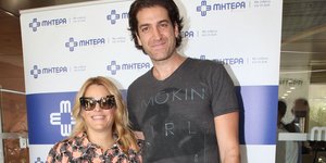 Η Τζένη Μπότση φεύγει από το μαιευτήριο μαζί με τον σύντροφό της, Αλέξανδρο Μιχαλά