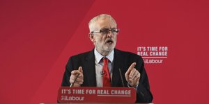 Ο Τζέρεμι Κόρμπιν με κόκκινη γραβάτα