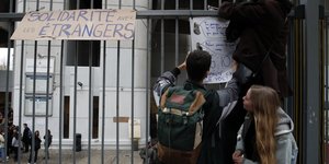 Κάγκελα σχολείου στη Γαλλία κατά τη διάρκεια διαμαρτυρίας μαθητών
