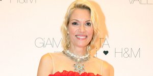 H Βίκυ Καγιά με κόκκινο φόρεμα H&M 