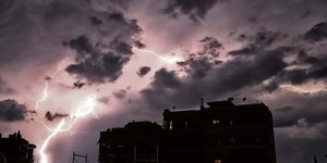Meteo: Ισχυρές καταιγίδες από το απόγευμα της Κυριακής και άνεμοι έως 9 μποφόρ