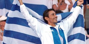 Ο Νίκος Κακλαμανάκης με την ελληνική σημαία