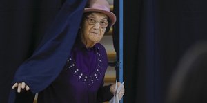 ηλικιωμενη με καπέλο ψηφίζει