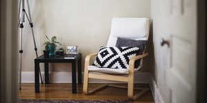 Kαρέκλα με μαξιλάρι σε χολ διαμερίσματος 