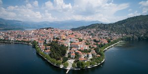 H πόλη και η λίμνη της Καστοριάς με συννεφιά