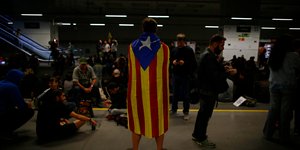 Δεκάδες διαδηλωτές συγκεντρώθηκαν στον κεντρικό σιδηροδρομικό σταθμό της Βαρκελώνης