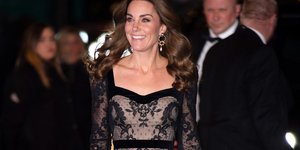 Η Κέιτ Μίντλετον με μαύρη δαντελένια τουαλέτα