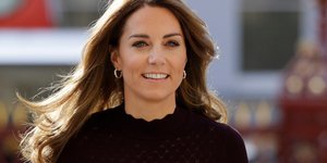 Η Κέιτ Μίντλετον με πλεκτό μπλουζάκι, χαμογελαστή