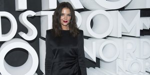 Η Κέιτι Χολμς φωτογραφίζεται με μαύρο φόρεμα σε εκδήλωση