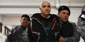 Ο κατηγορούμενος οδηγείται από τις Αρχές στην Αργεντινή στη δικαστική αίθουσα