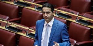 Ο Μιχάλης Κατρίνης μιλάει στη Βουλή κρατώντας χαρτιά
