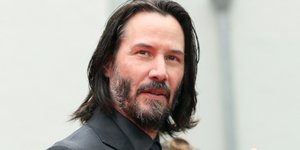 Ο Κιάνου Ριβς με μαύρο κοστούμι