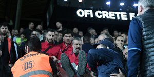 H στιγμή της απομάκρυνσης του πρώην βουλευτή από το γήπεδο