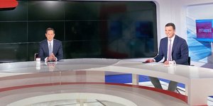 Ο υπουργός Υγείας Βασίλης Κικίλιας με τον δημοσιογράφο Δημήτρη Τάκη 