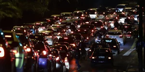 Ουρές αυτοκινήτων σε κεντρικό δρόμο της Αθήνας