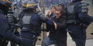Συγκρούσεις αστυνομικών με τα «κίτρινα γιλέκα»
