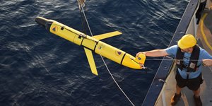 κιτρινο θαλασσιο σκαφος 