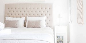 Κρεβατοκάμαρα διαμερίσματος με κρεβάτι, φωτιστικό, πίνακα