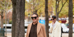 Κοπέλα ντυμένη σε χρώματα σοκολάτας 