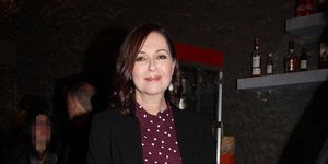 Η Κοραλία Καράντη με μαύρο σακάκι και λευκό παντελόνι 