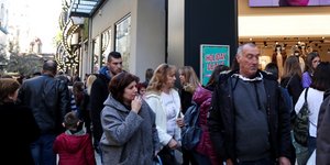κοσμος περπαταει στην Αθήνα