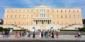 κοσμος εξω από βουλή