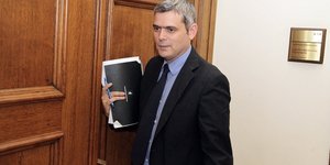 κωστας καραγκούνης με ντοσιέ