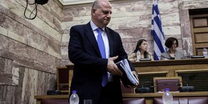 Κώστας Τσιάρας ορθιος βουλή
