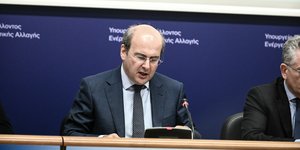 Κωστής Χατζηδάκης κοιτάζει κάτω