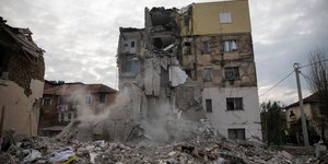 Ερείπια από κτίριο μετά από σεισμό στην Αλβανία