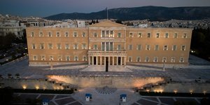 Εναέρια λήψη της Βουλής νύχτα