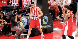 Ο Κώστας Παπανικολάου πανηγυρίζει με τον Γιώργο Πρίντεζη