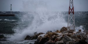 Κύμα χτυπάει σε βράχια