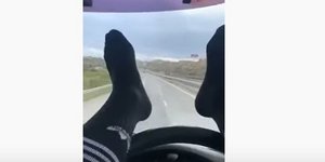 Ο οδηγός κινούσε το αυτοκίνητό του με τα πόδια