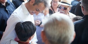 Κυριάκος Μητσοτάκης αγκαλιάζει παιδι 