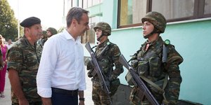 Ο Κυριάκος Μητσοτάκης με στρατιώτες