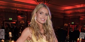 Η Λαίδη Κίττυ Σπένσερ με χρυσό φόρεμα