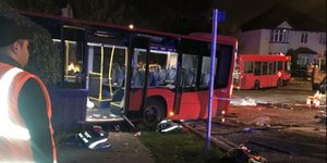 Λεωφορείο μετά από τροχαίο σε δρόμο