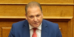 Ο Λευτέρης Αβραμάκης στο βήμα της Βουλής