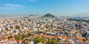 Πανοραμική θέα της Αθήνας με κατοικίες και τον Λυκαβηττό