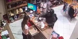 Ανδρας πυροβολεί γυναίκα σε κατάστημα